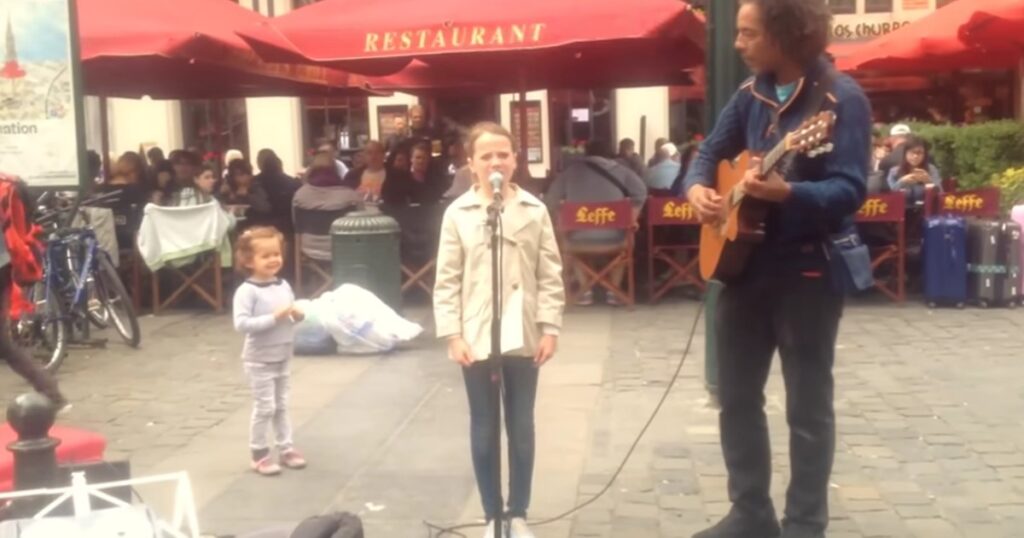 11-åriga flickan sjunger tillsammans med gatumusikanten – när hon öppnar munnen golvar hon alla