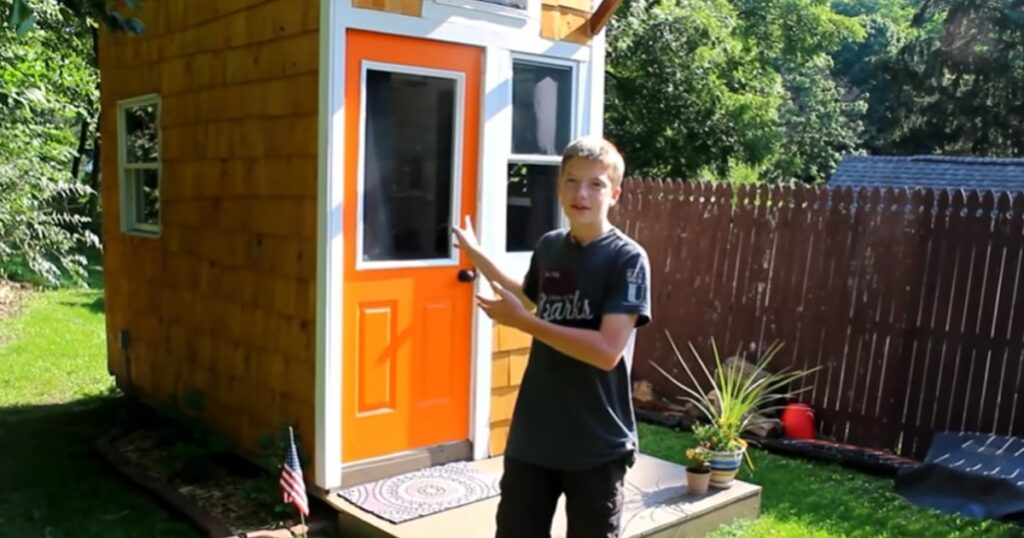 13-åriga pojken byggde ett eget minihus för endast 15 000 kronor – kolla nu när han visar insidan