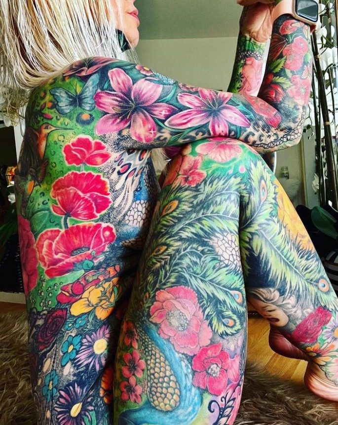Den 56-åriga mormodern är tatuerad över hela kroppen. Bild 2