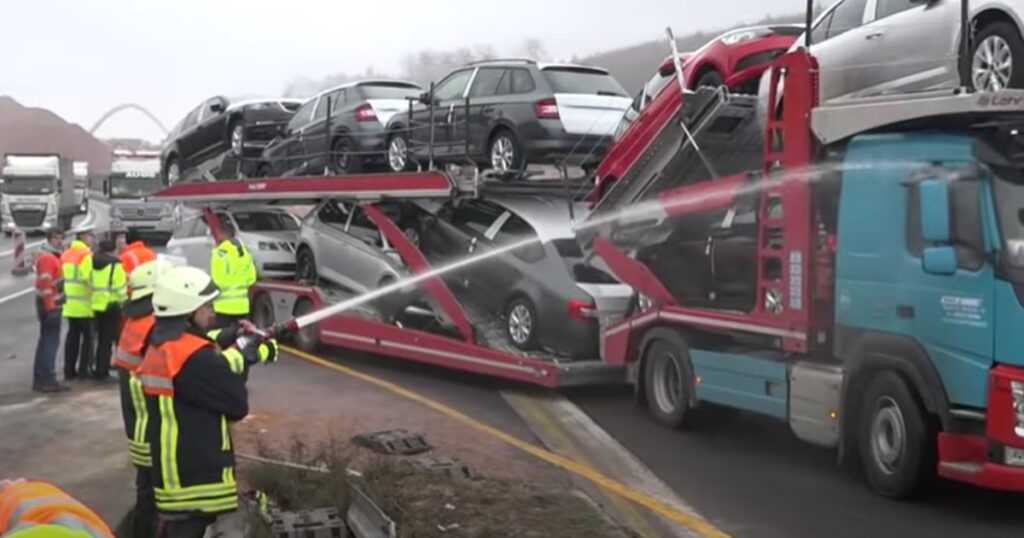 De filmar olyckan helt respektlöst - då får brandmännen nog och sprutar på dem