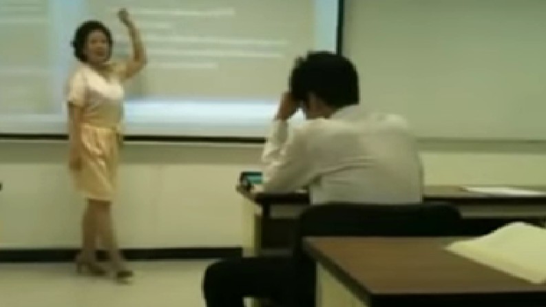 Den arroganta eleven pratar i mobilen under lektion - se bara vad lärarinnan gör då