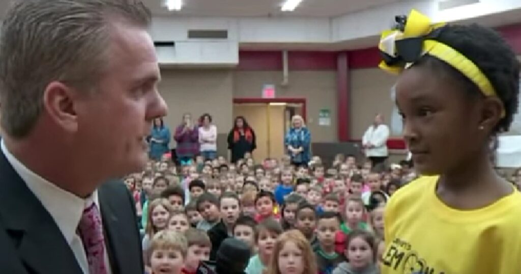 Flickan kallas upp inför alla elever - då avslöjar läraren en stor överraskning