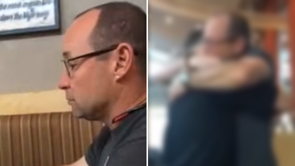 Han väntar otåligt på att få beställa - när servitören kommer bryter han ihop fullständigt