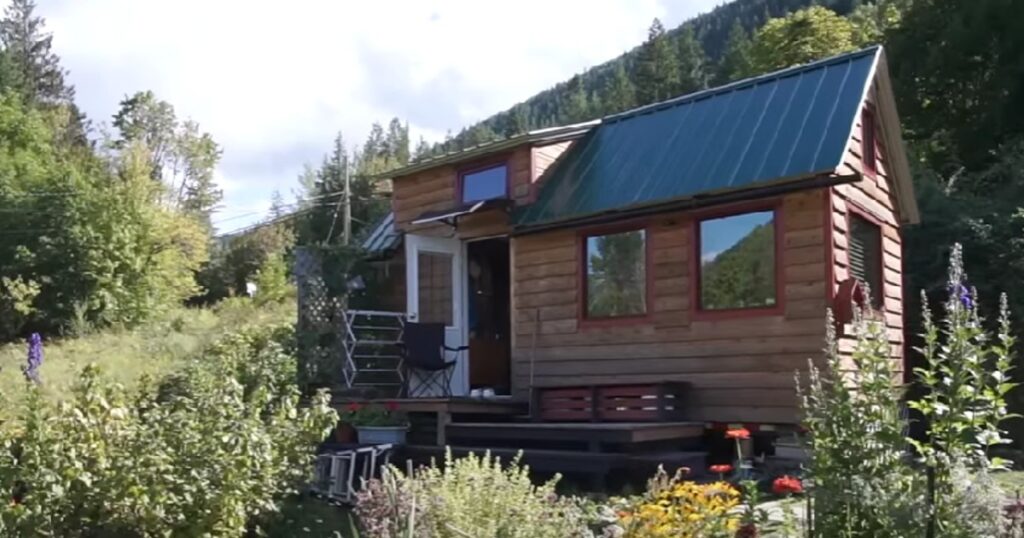 Hon byggde sitt eget lilla hus för 300 000 kr – insidan är helt fantastisk