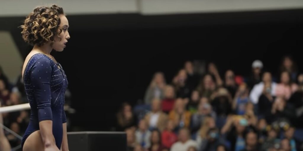 Hon gör sig redo på mattan – sekunder senare tar gymnasten hela världen med storm