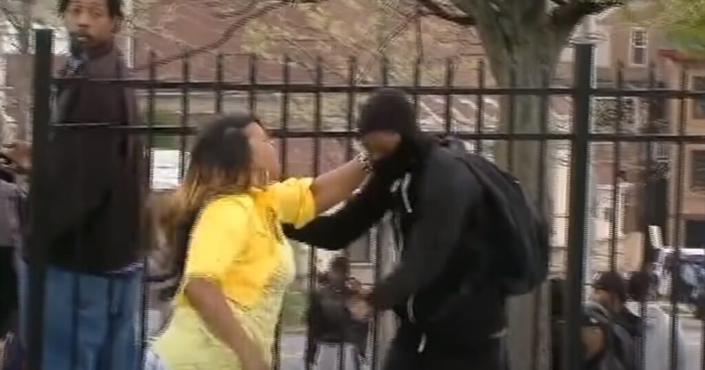 Kvinnan ser sin son kasta stenar mot polisen – då ger hon honom en oförglömlig läxa