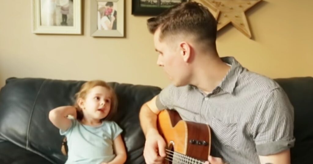 Pappan plockar upp gitarren och börjar sjunga - men vänta bara tills hans 4-åriga dotter stämmer in