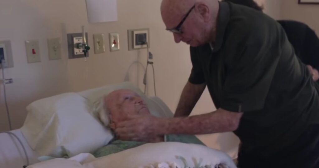 Paret hade varit gifta i 73 år och nu ligger hans fru döende - det han gjorde då är det mest rörande vi sett
