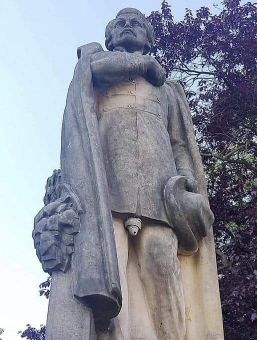 Statyn var en respekterad del av parken men nu skrattar alla åt den. Se efter varför!