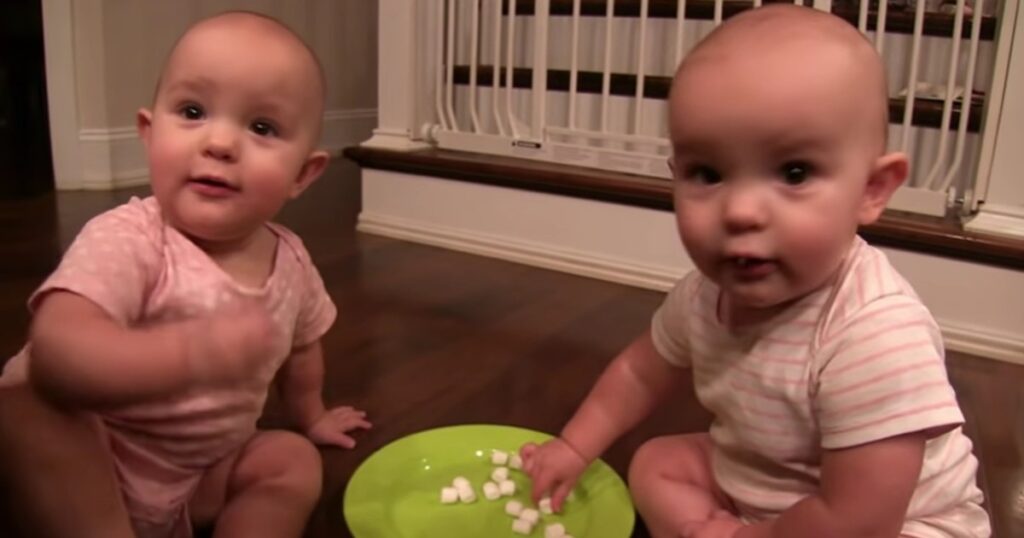 Tvillingbebisarna hittade en påse marshmallows - snacka om kalas